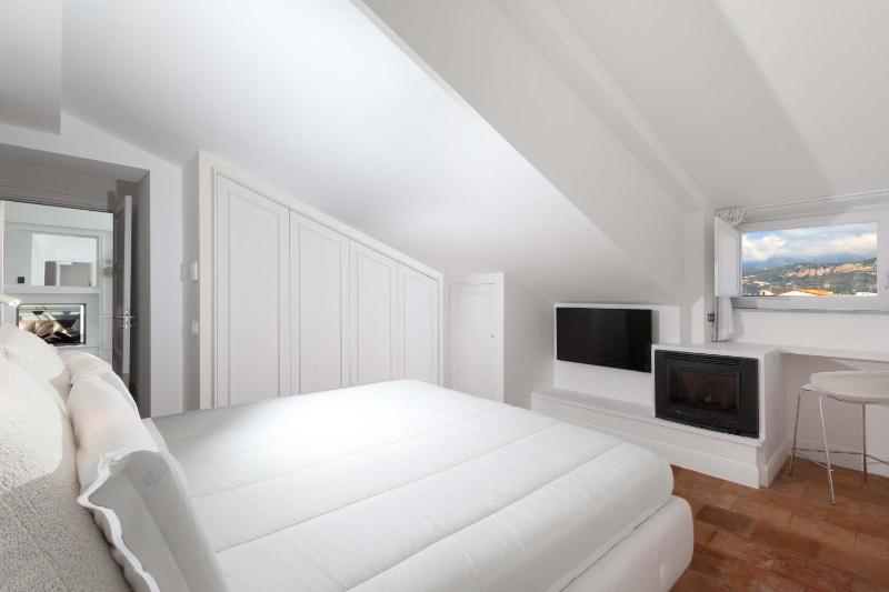AMORE RENTALS - The Square Penthouse - image 29