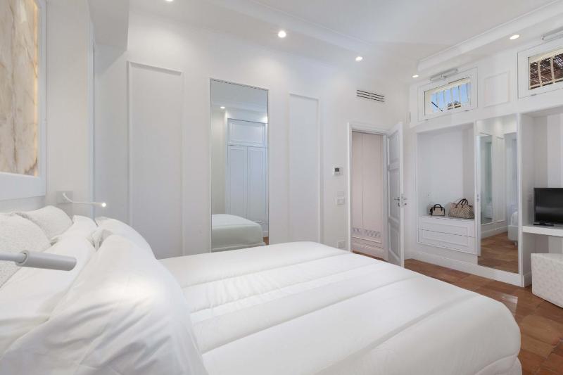 AMORE RENTALS - The Square Penthouse - image 39