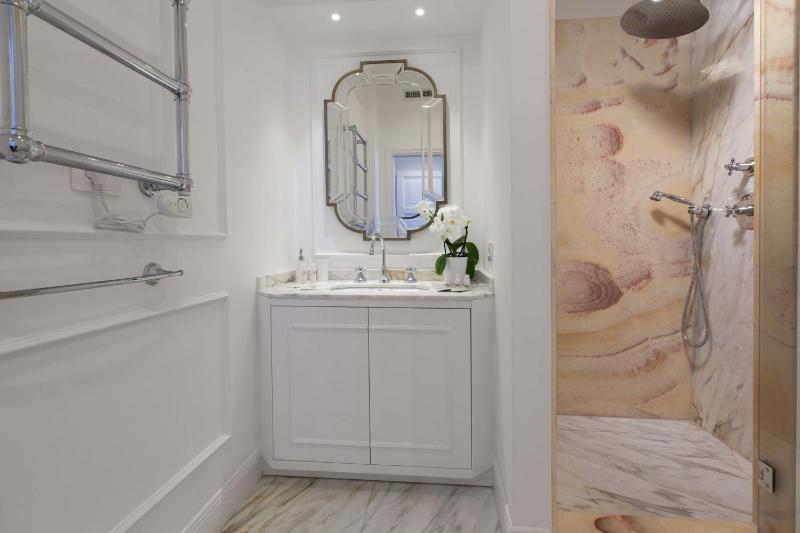 AMORE RENTALS - The Square Penthouse - image 42