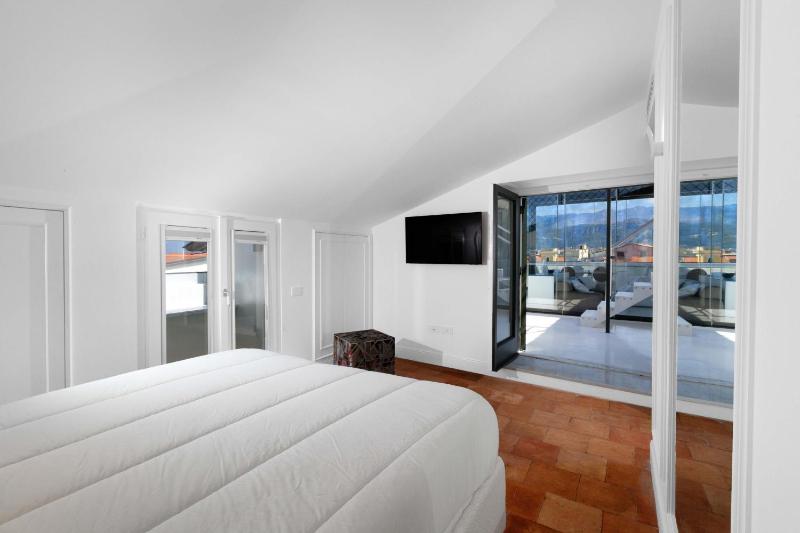 AMORE RENTALS - The Square Penthouse - image 40