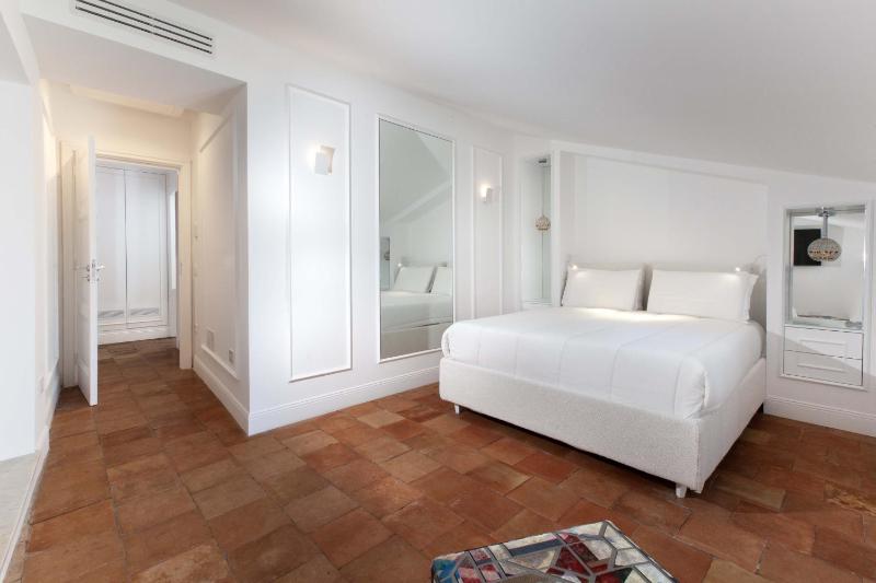 AMORE RENTALS - The Square Penthouse - image 30