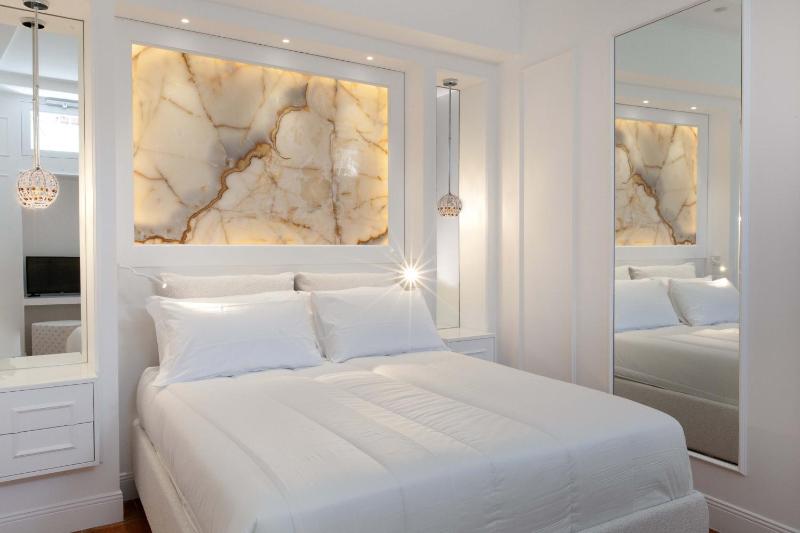 AMORE RENTALS - The Square Penthouse - image 21
