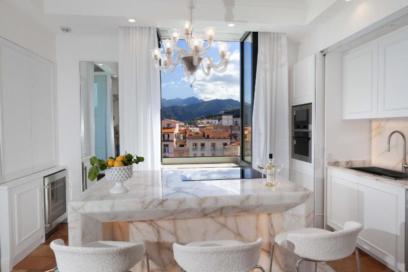 AMORE RENTALS - The Square Penthouse - image 25