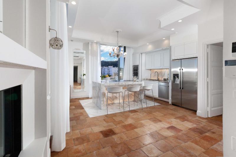 AMORE RENTALS - The Square Penthouse - image 43