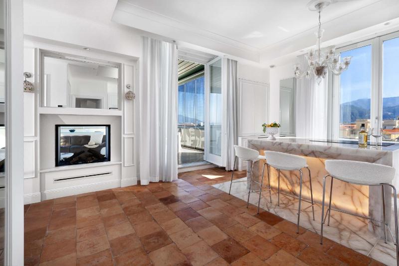 AMORE RENTALS - The Square Penthouse - image 38