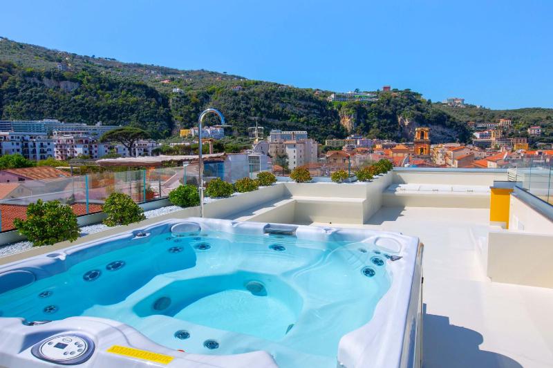 AMORE RENTALS - The Square Penthouse - image 17