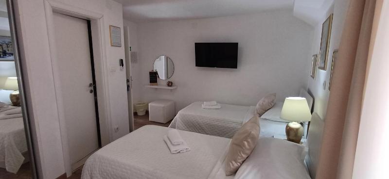 Twin Room image 4