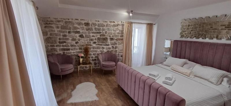 Double Room image 3