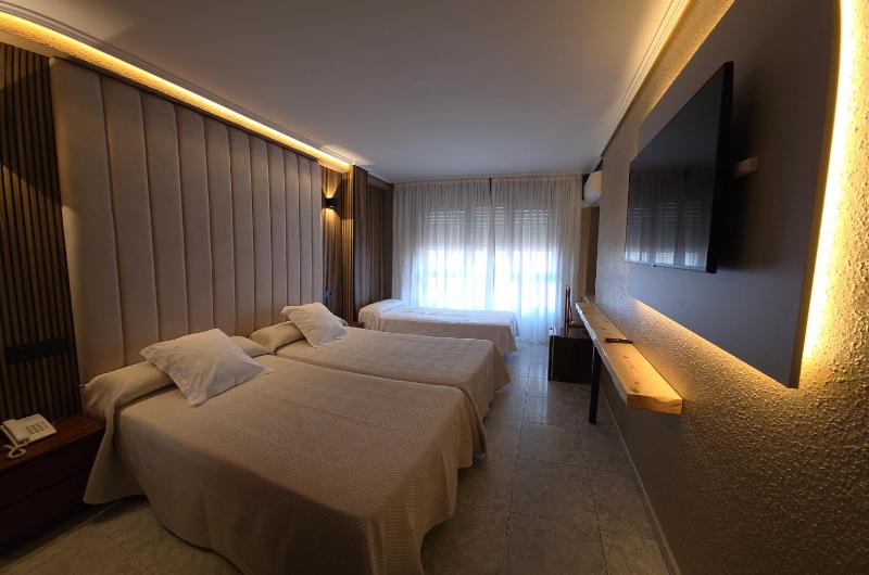 Triple Room (2 Adults + 1 Child) image 1