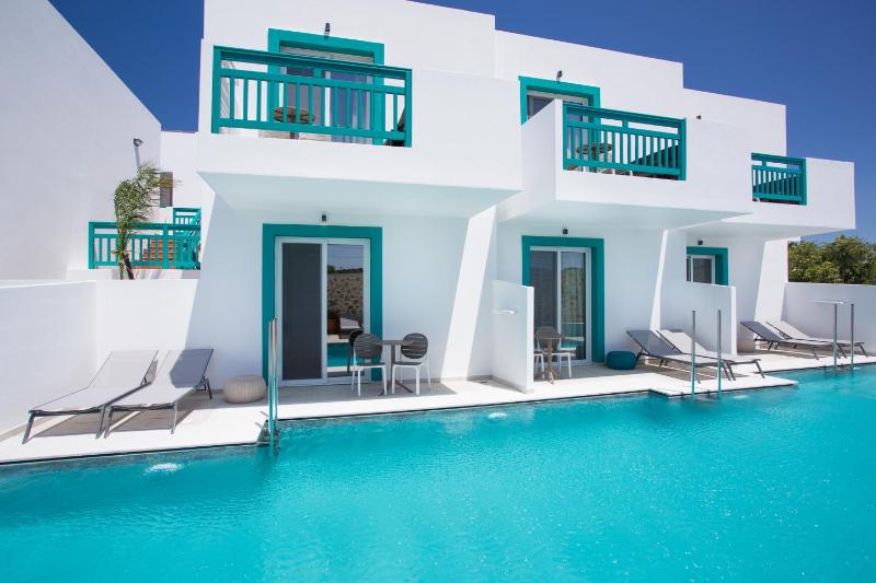 Deluxe Double or Twin Room with Pool Access image 3