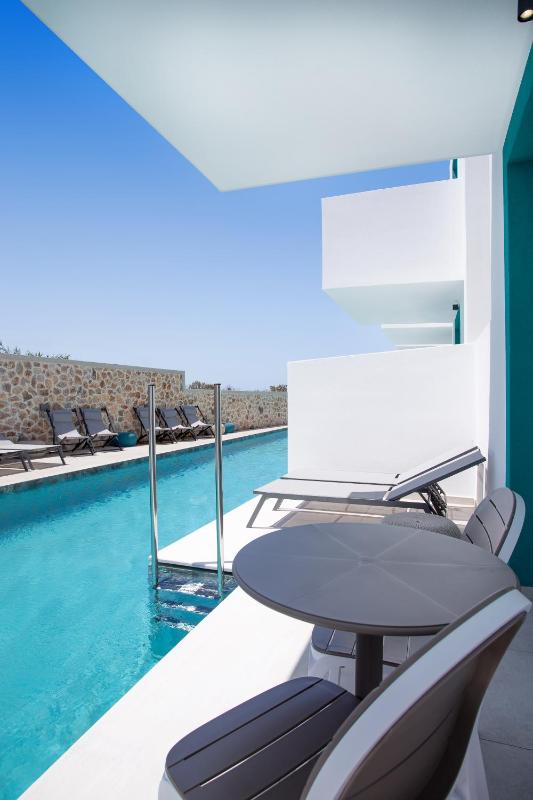 Deluxe Double or Twin Room with Pool Access image 1