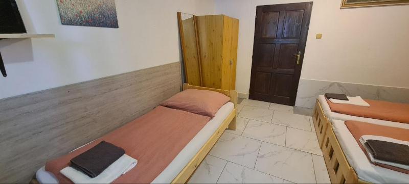 Economy Triple Room image 3