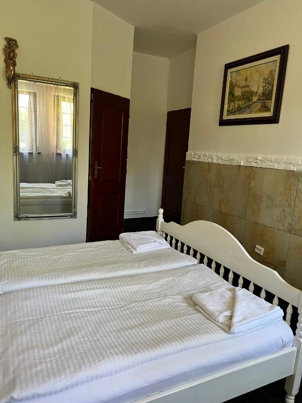 Economy Double or Twin Room image 4