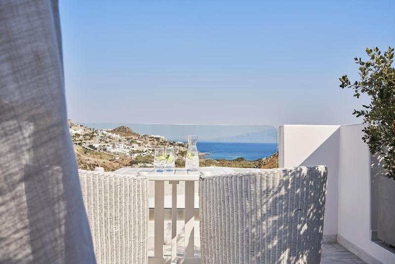 Deluxe Double or Twin Room with Sea View image 3