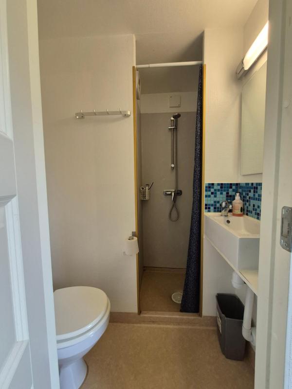 Twin Room with Private Bathroom image 3