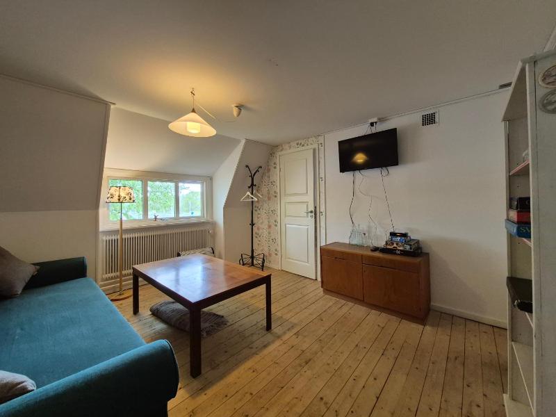 One-Bedroom Apartment image 4