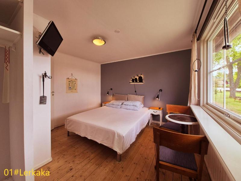 Twin Room with Shared Shower image 1