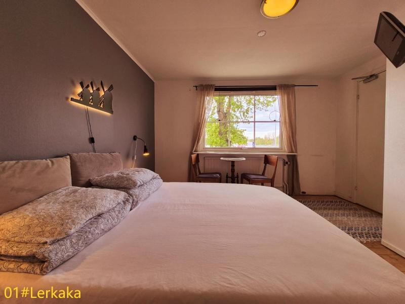 Twin Room with Shared Shower image 3