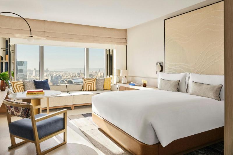 Deluxe King Room with City View image 1