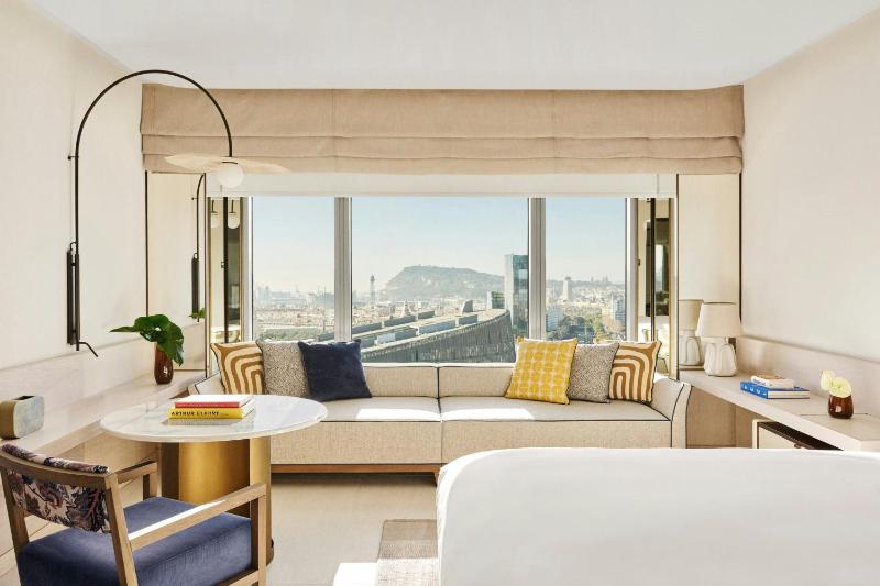 Deluxe King Room with City View image 3