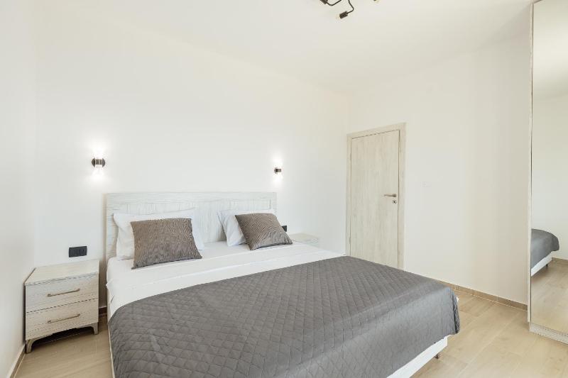 Veslo Sea Blue Apartments - Lustica - image 8