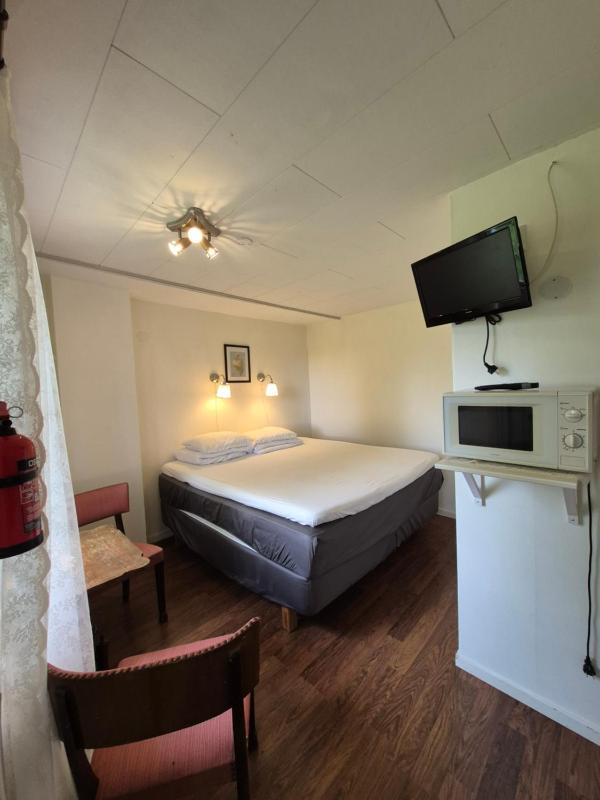 Twin Room with Private Bathroom image 2