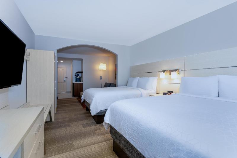 Queen Suite with Two Queen Beds and Additional Living Area image 2