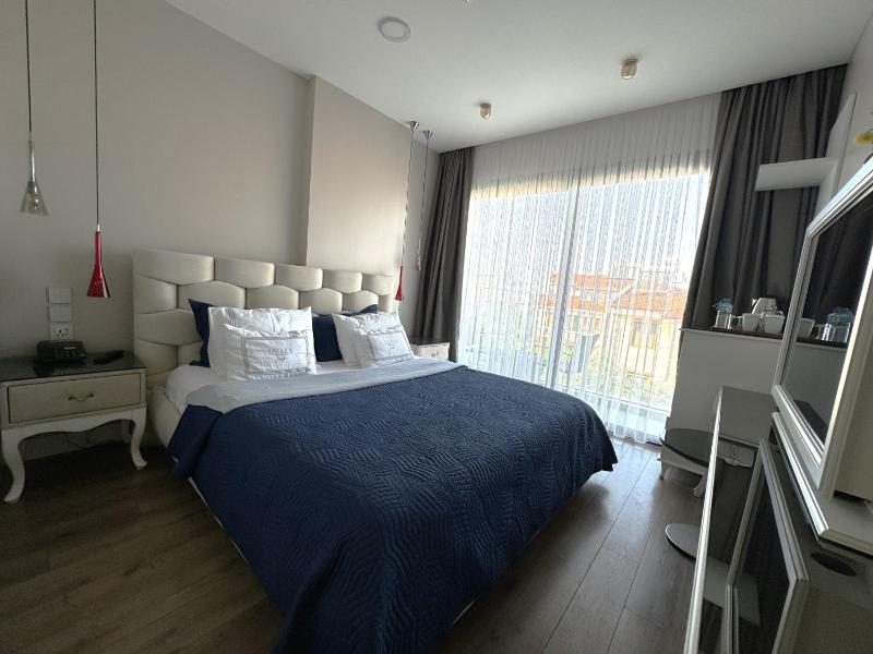 Double Room with Balcony image 4