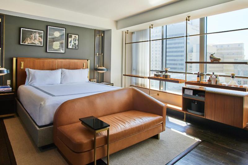 Deluxe King Room image 3