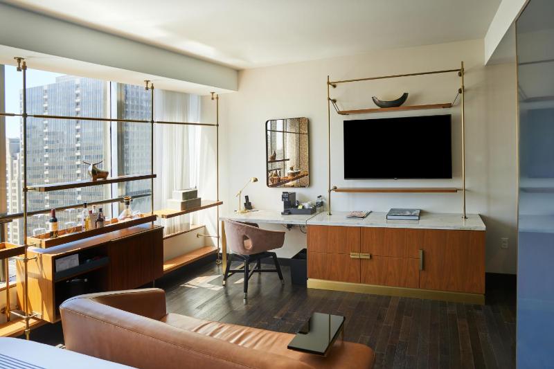 Deluxe King Room image 4