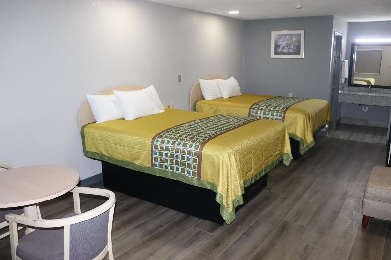 Queen Room with Two Queen Beds - Smoking image 4
