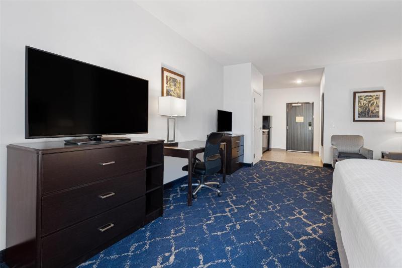 King Suite with Kitchen- Non-Smoking image 4