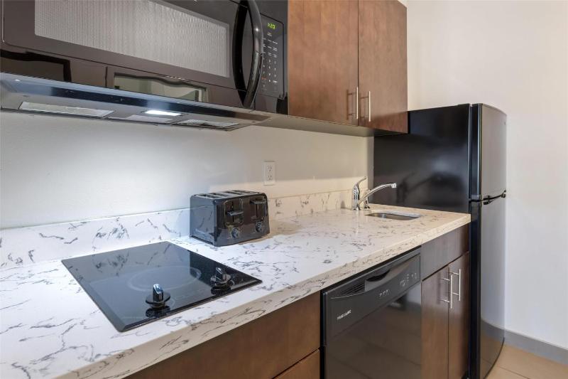 King Suite with Kitchen- Non-Smoking image 4