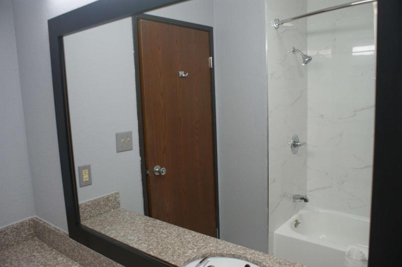 Queen Room with Two Queen Beds - Non-Smoking image 4