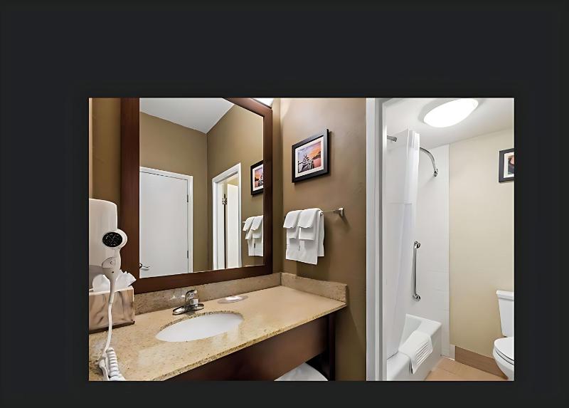 Queen Room with Two Queen Beds - Non-Smoking image 1