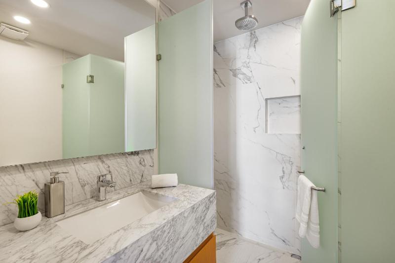 Oceanview 3 BR condo rooftop pool&jacuzzi beach! - image 15
