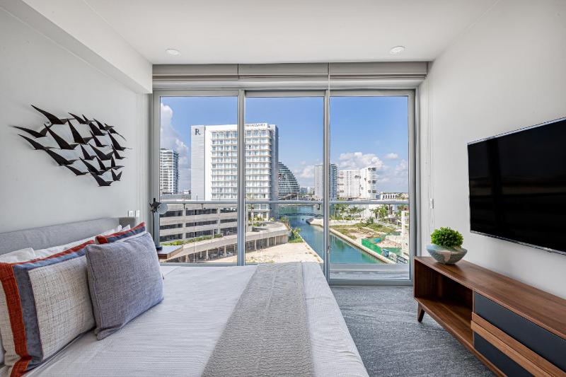 Oceanview 3 BR condo rooftop pool&jacuzzi beach! - image 13