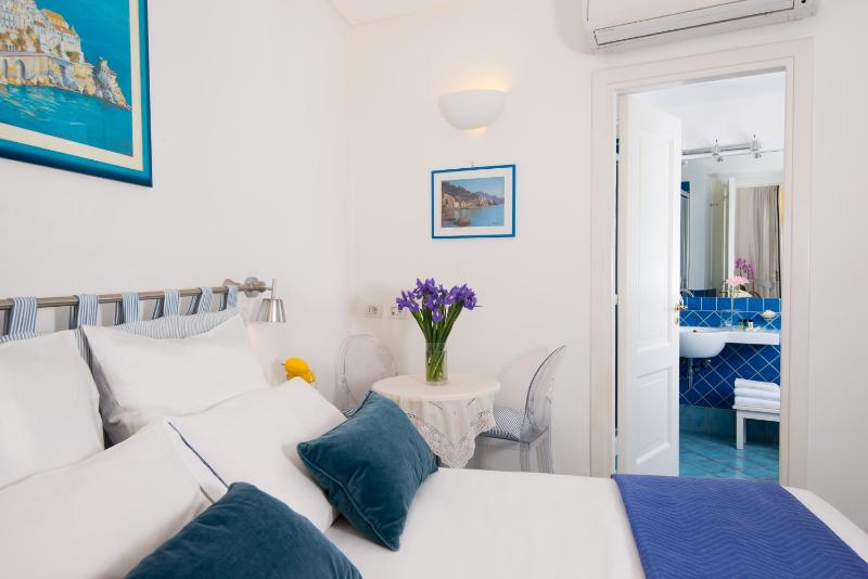 Superior Double Room with Sea View image 3