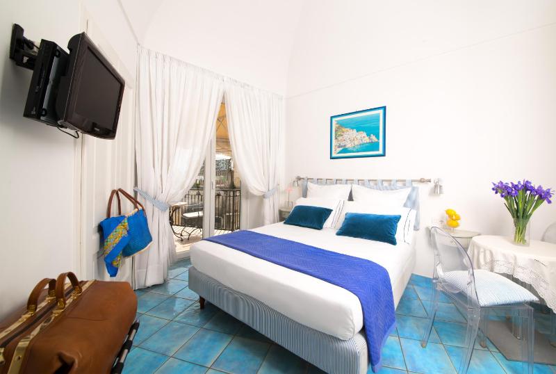 Superior Double Room with Sea View image 2