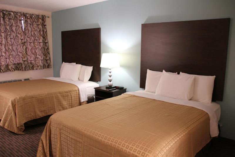 Queen Room with Two Queen Beds - Non-Smoking image 2