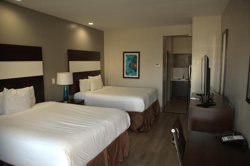 Queen Room with Two Queen Beds - Non-Smoking image 2