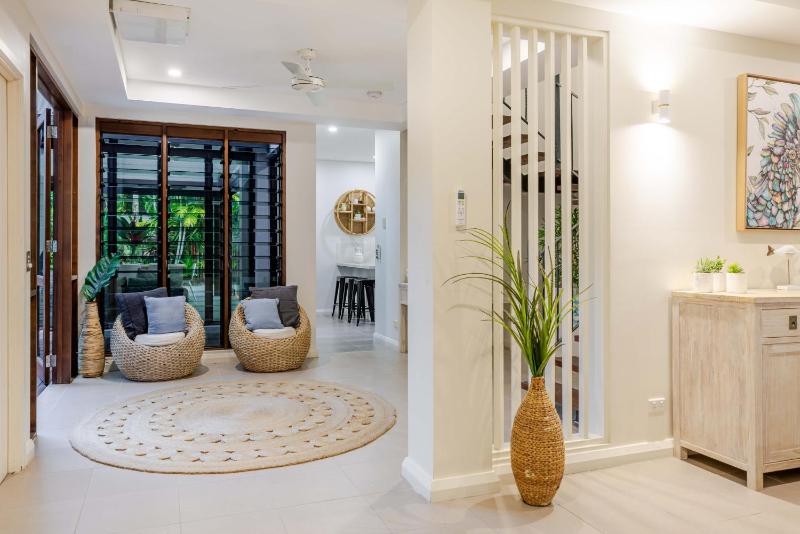 Tropic Villa at 2/42 Garrick Street - image 3