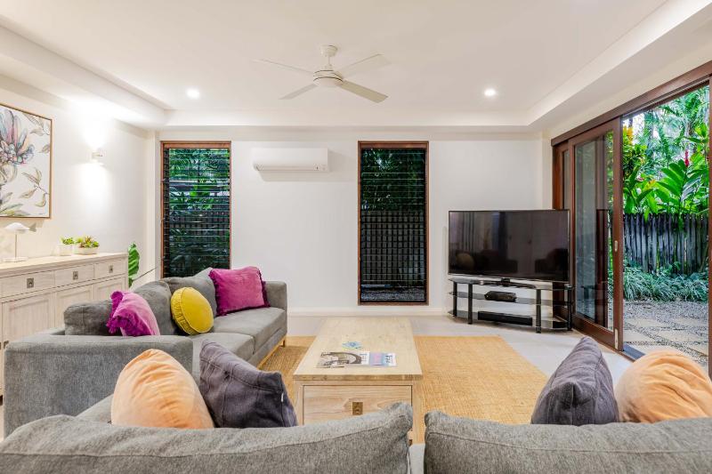 Tropic Villa at 2/42 Garrick Street - image 8