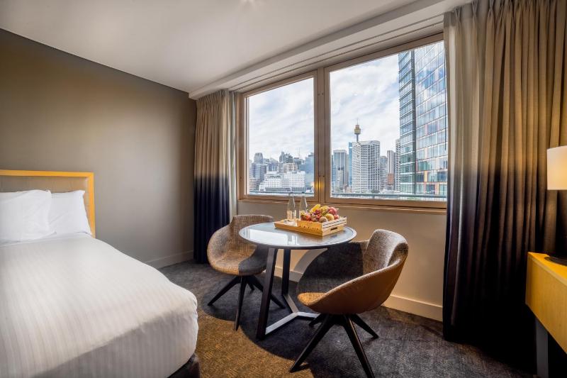 Deluxe Queen Room with City View image 4