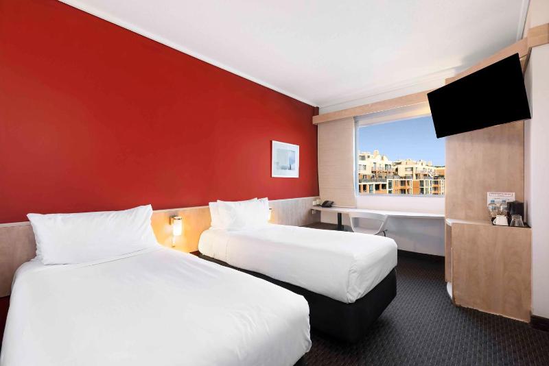 Standard Double Room image 4