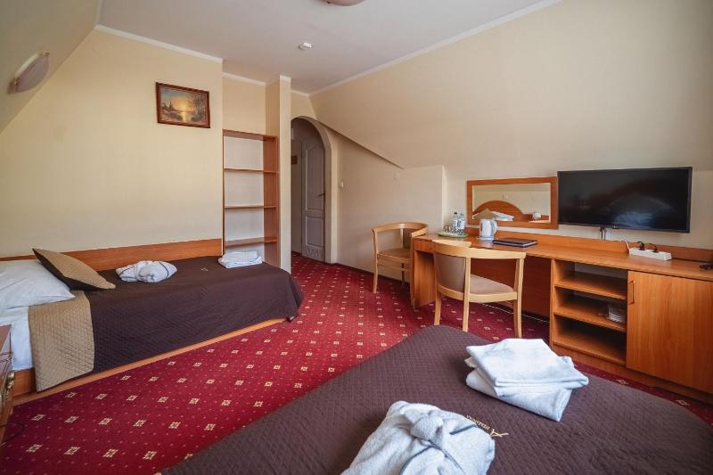 Twin Room with passage to Zakopane baths image 4