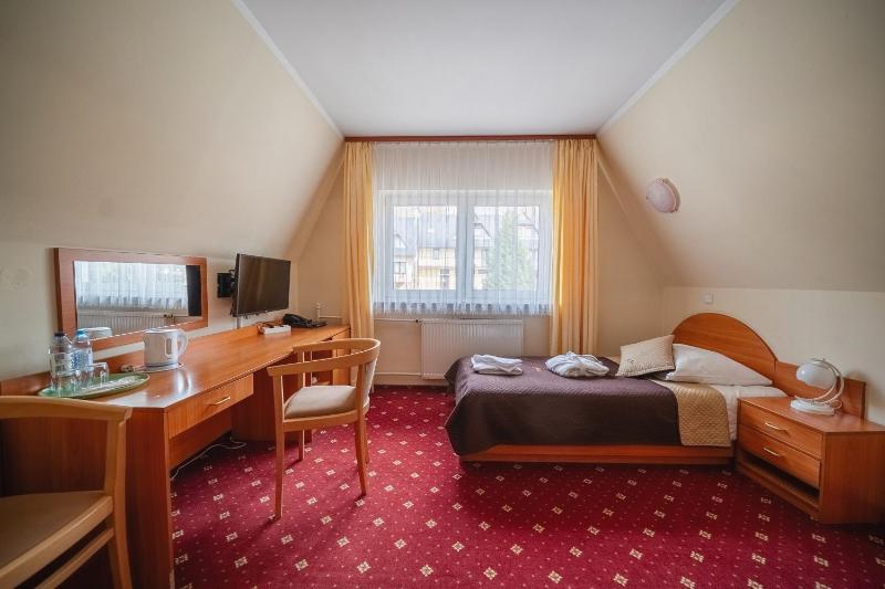 Twin Room with passage to Zakopane baths image 3
