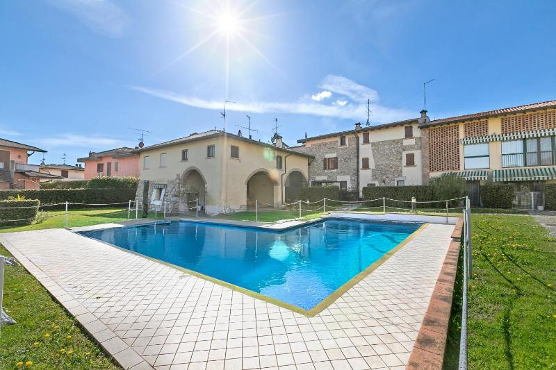 Magnolia House: Sirmione Apt for 4 with Shared Pool - Happy Rentals - image 1