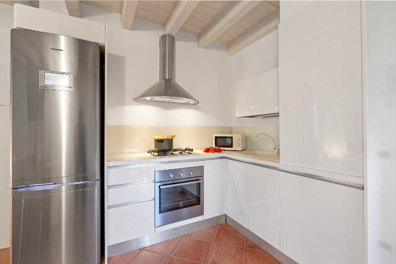 Magnolia House: Sirmione Apt for 4 with Shared Pool - Happy Rentals - image 21