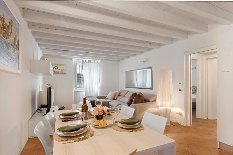 Magnolia House: Sirmione Apt for 4 with Shared Pool - Happy Rentals - image 10